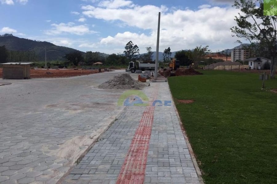 Ruas pavimentadas e ciclovia do Portal Europeu
